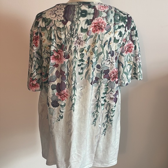 Gorgeous floral top - Picture 4 of 6